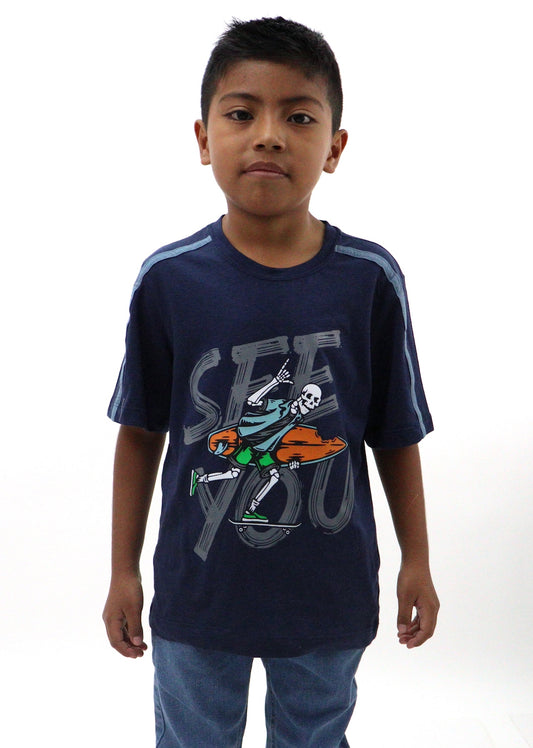 Playera manga corta de color azul marino con estampado