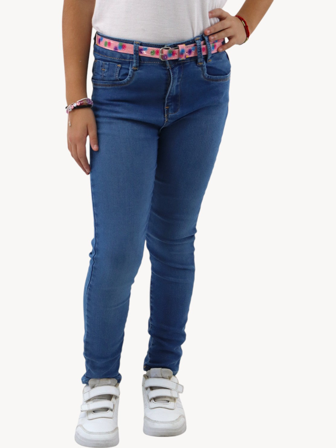 Jeans skinny azul oscuro con cinturón