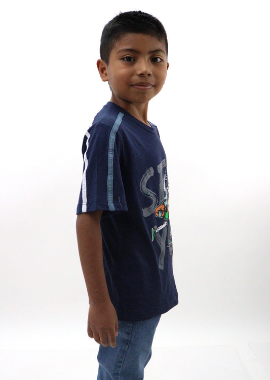 Playera manga corta de color azul marino con estampado