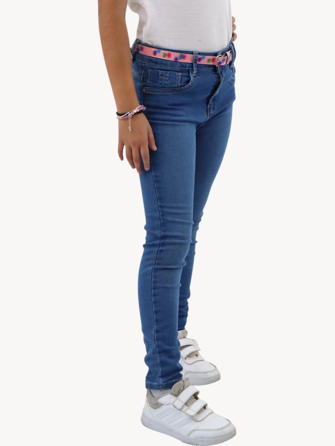 Jeans skinny azul oscuro con cinturón