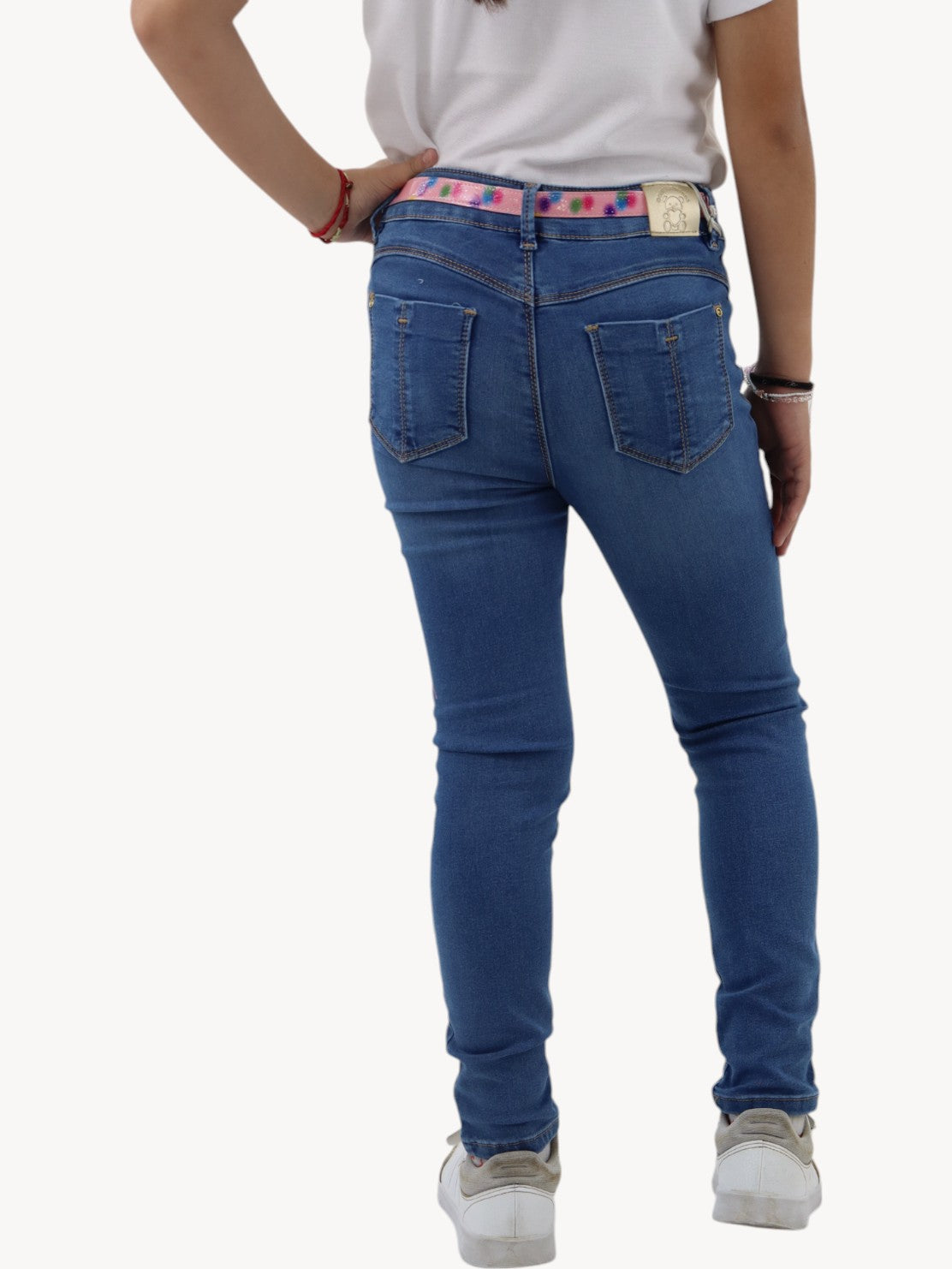 Jeans skinny azul oscuro con cinturón