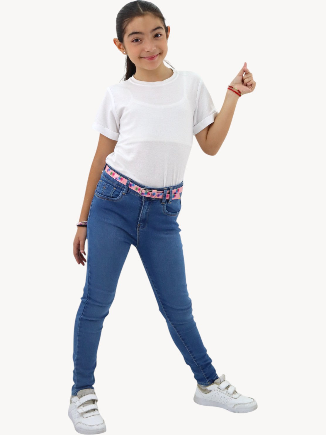 Jeans skinny azul oscuro con cinturón