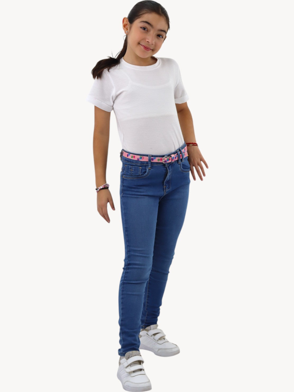 Jeans skinny azul oscuro con cinturón