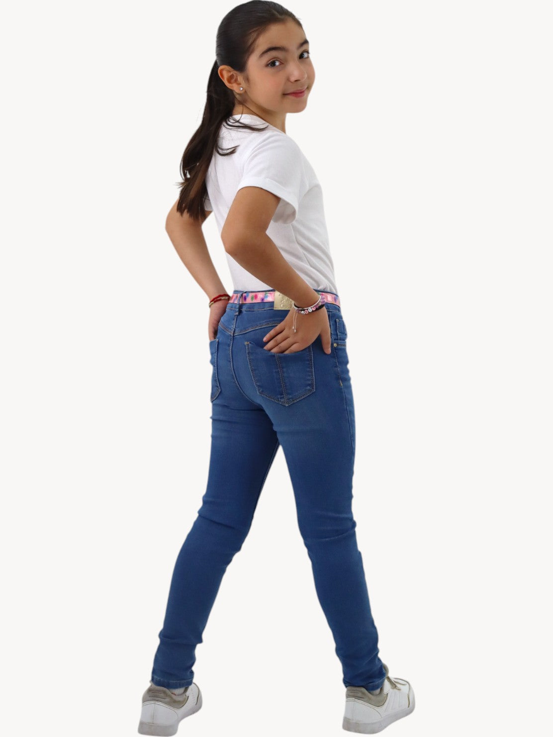 Jeans skinny azul oscuro con cinturón