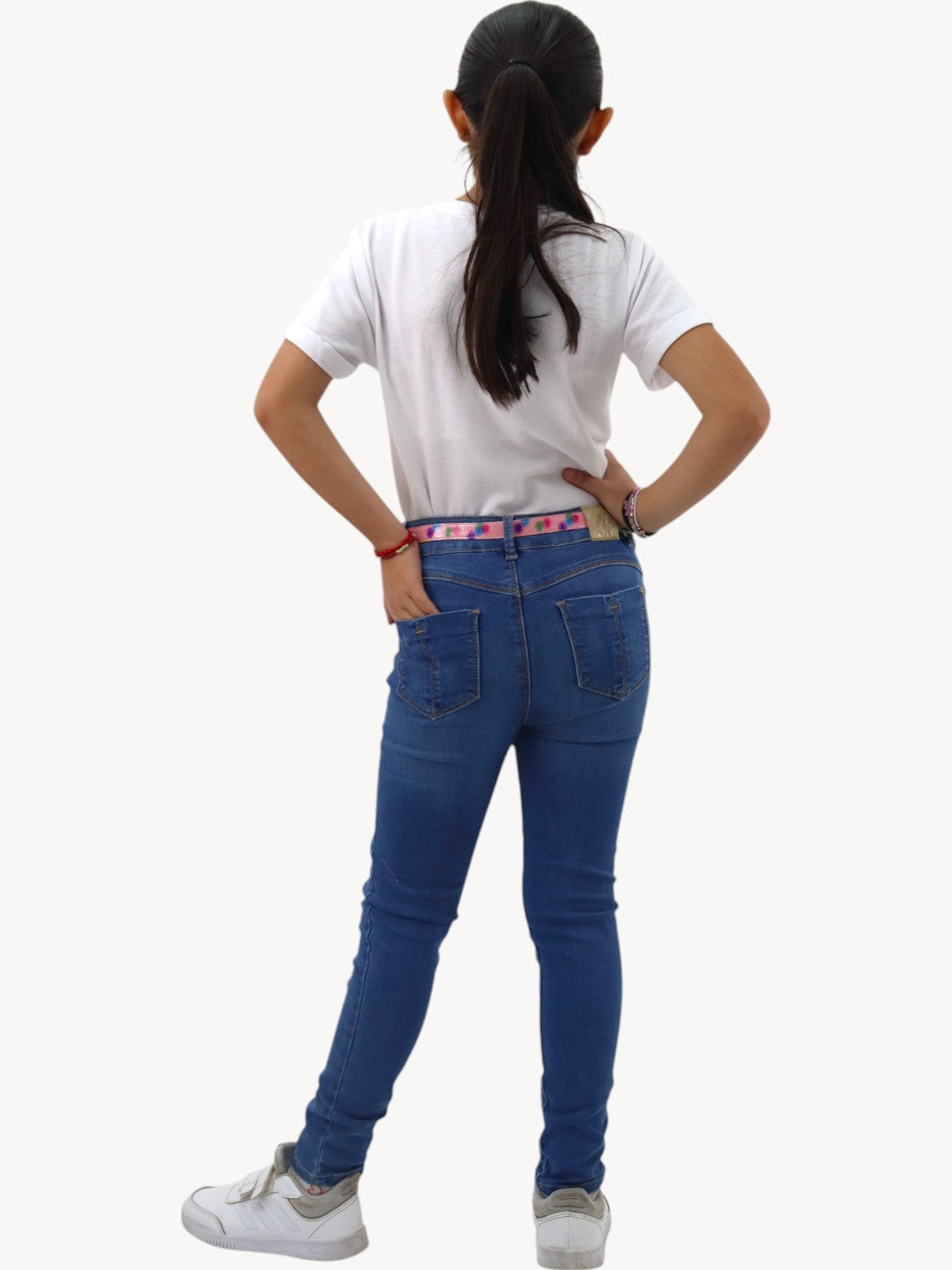 Jeans skinny azul oscuro con cinturón