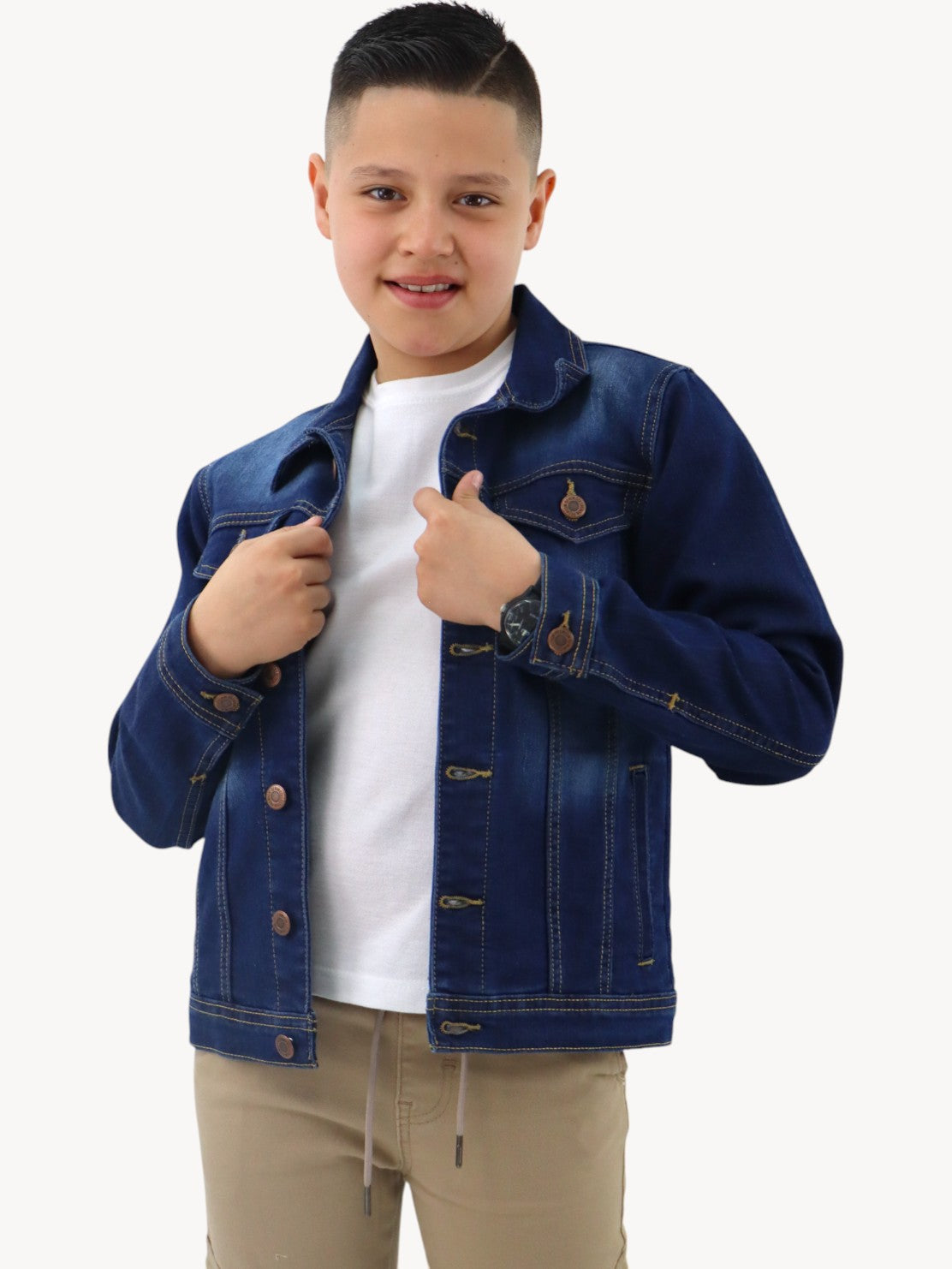 Chamarra denim de color azul oscuro deslavado