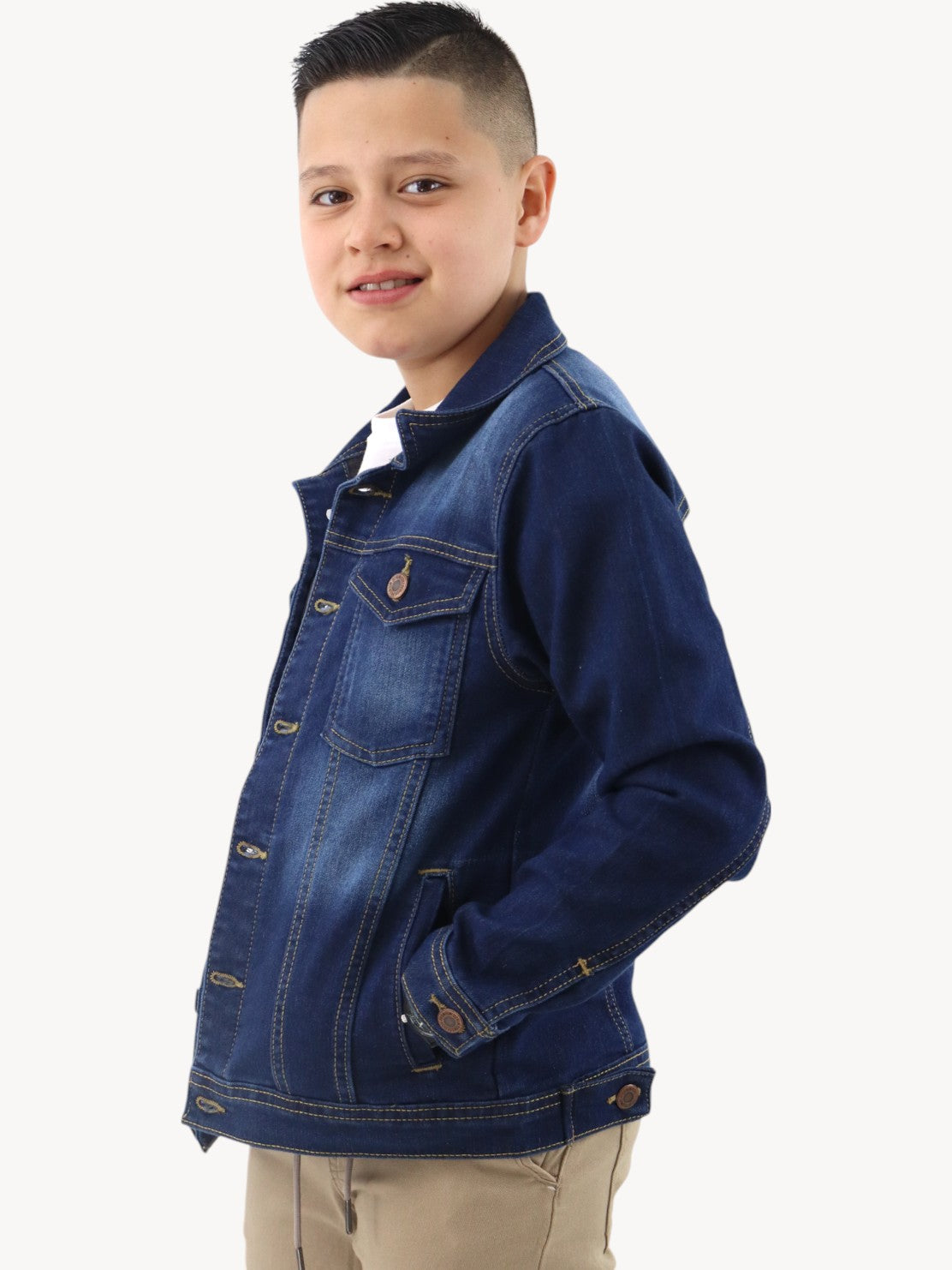 Chamarra denim de color azul oscuro deslavado