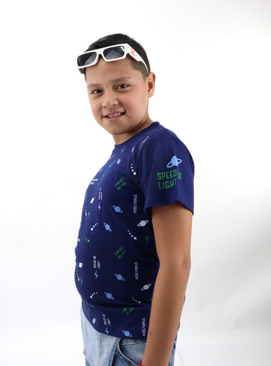Playera manga corta con print espacial