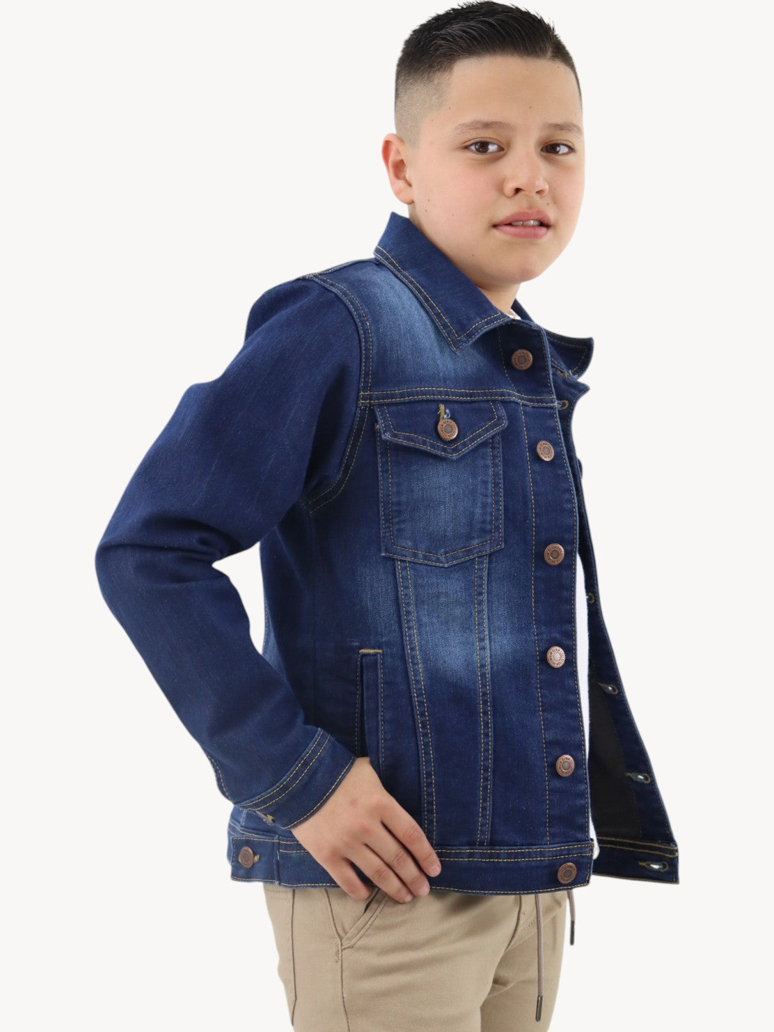 Chamarra denim de color azul oscuro deslavado