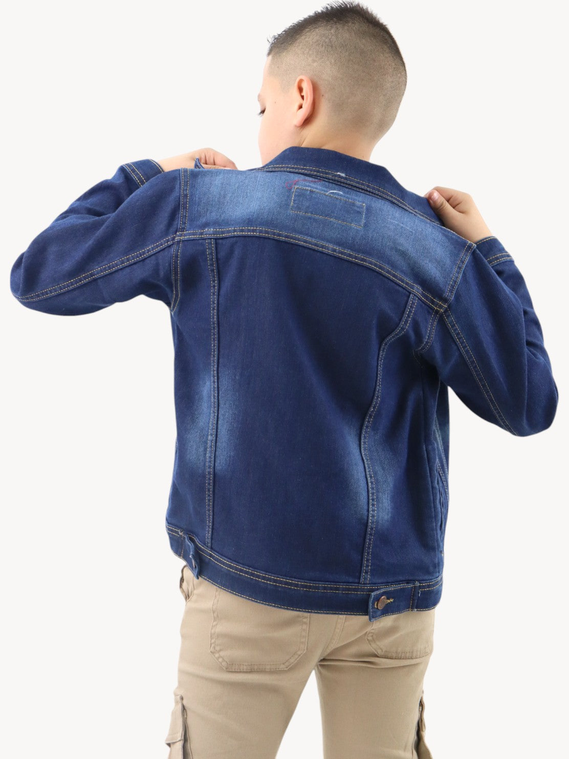 Chamarra denim de color azul oscuro deslavado