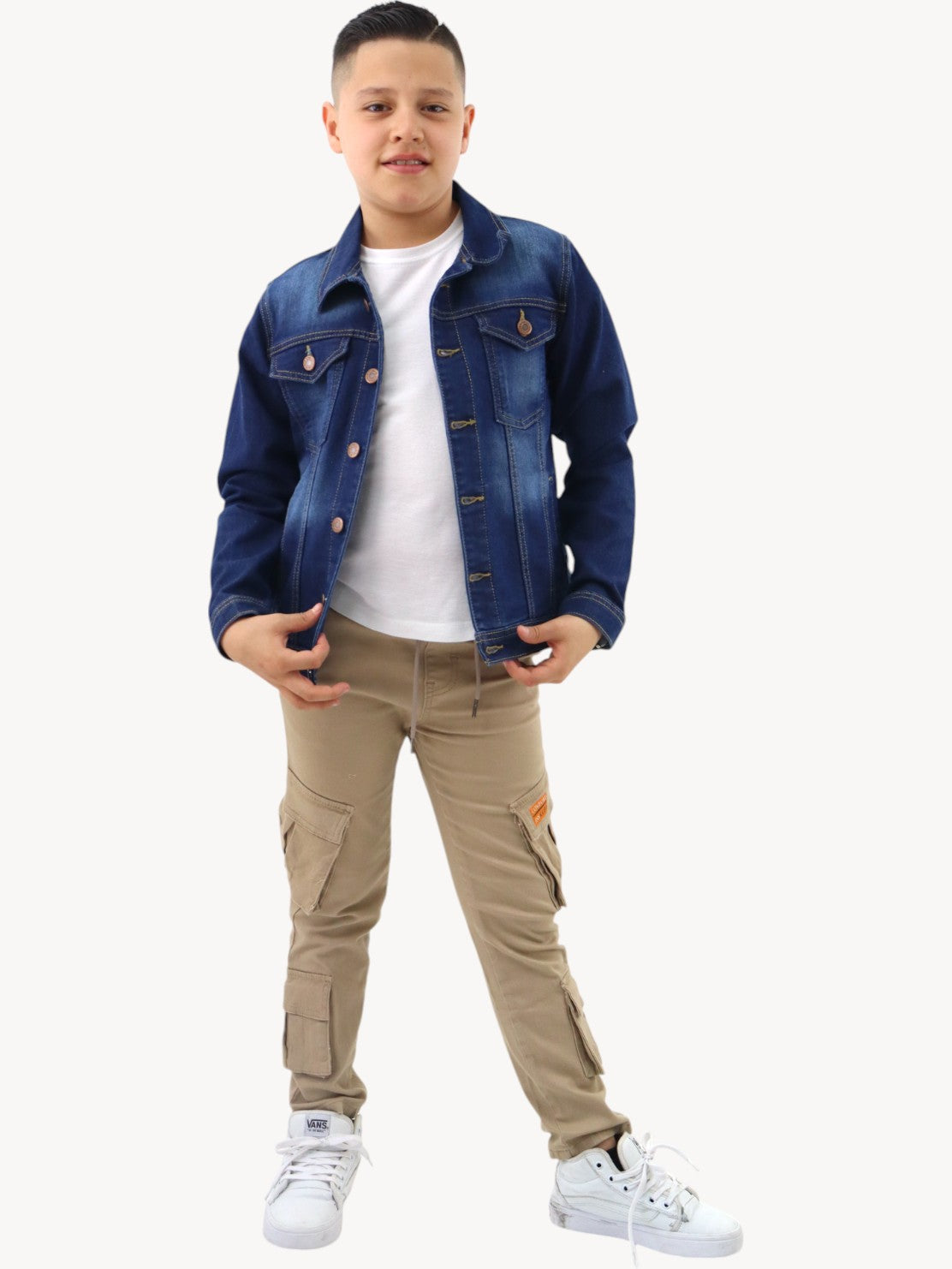 Chamarra denim de color azul oscuro deslavado