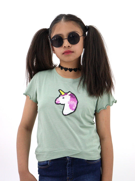 Playera manga corta de color verde con diseño de unicornio