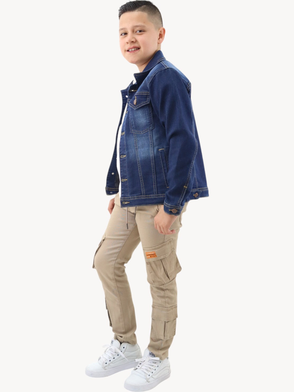 Chamarra denim de color azul oscuro deslavado