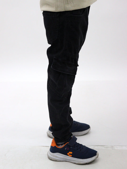 Jeans cargo de color negro deslavado