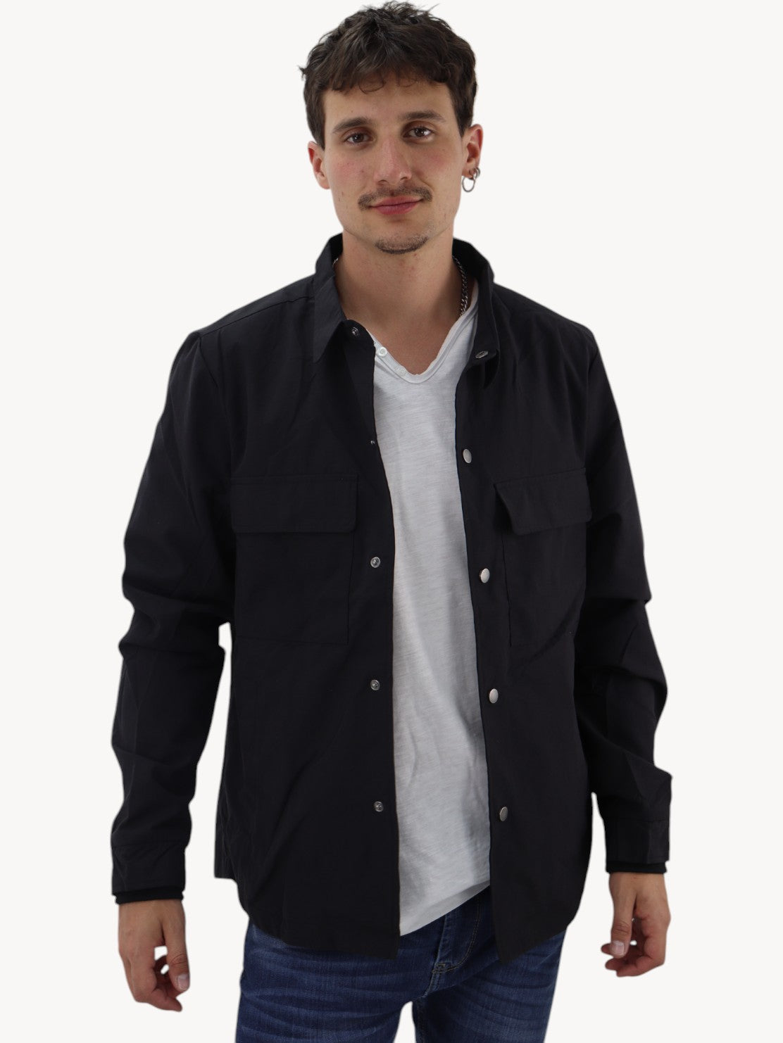 Chamarra ligera de color negro