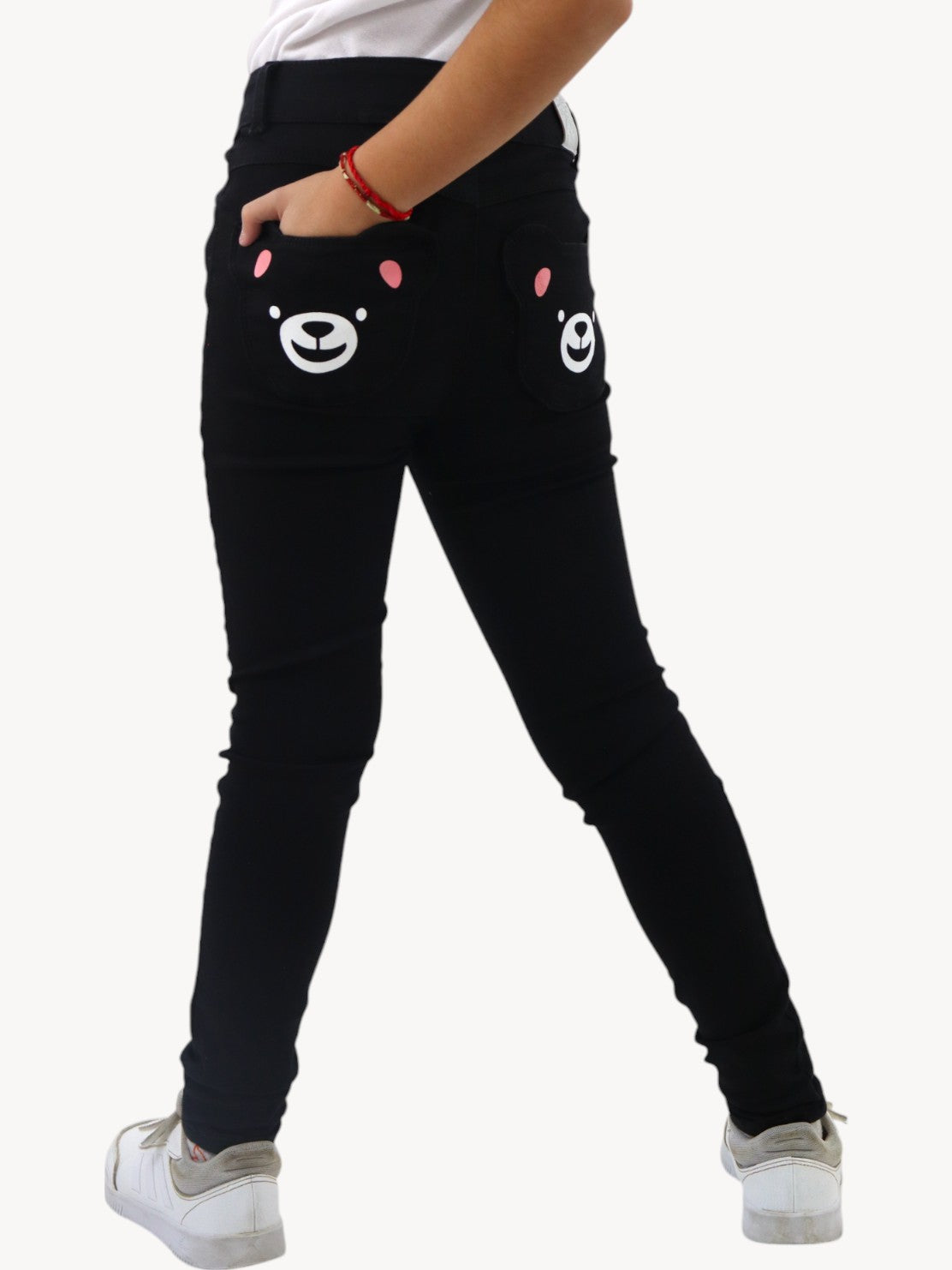 Jeans skinny negro con diseño en bolsas de oso