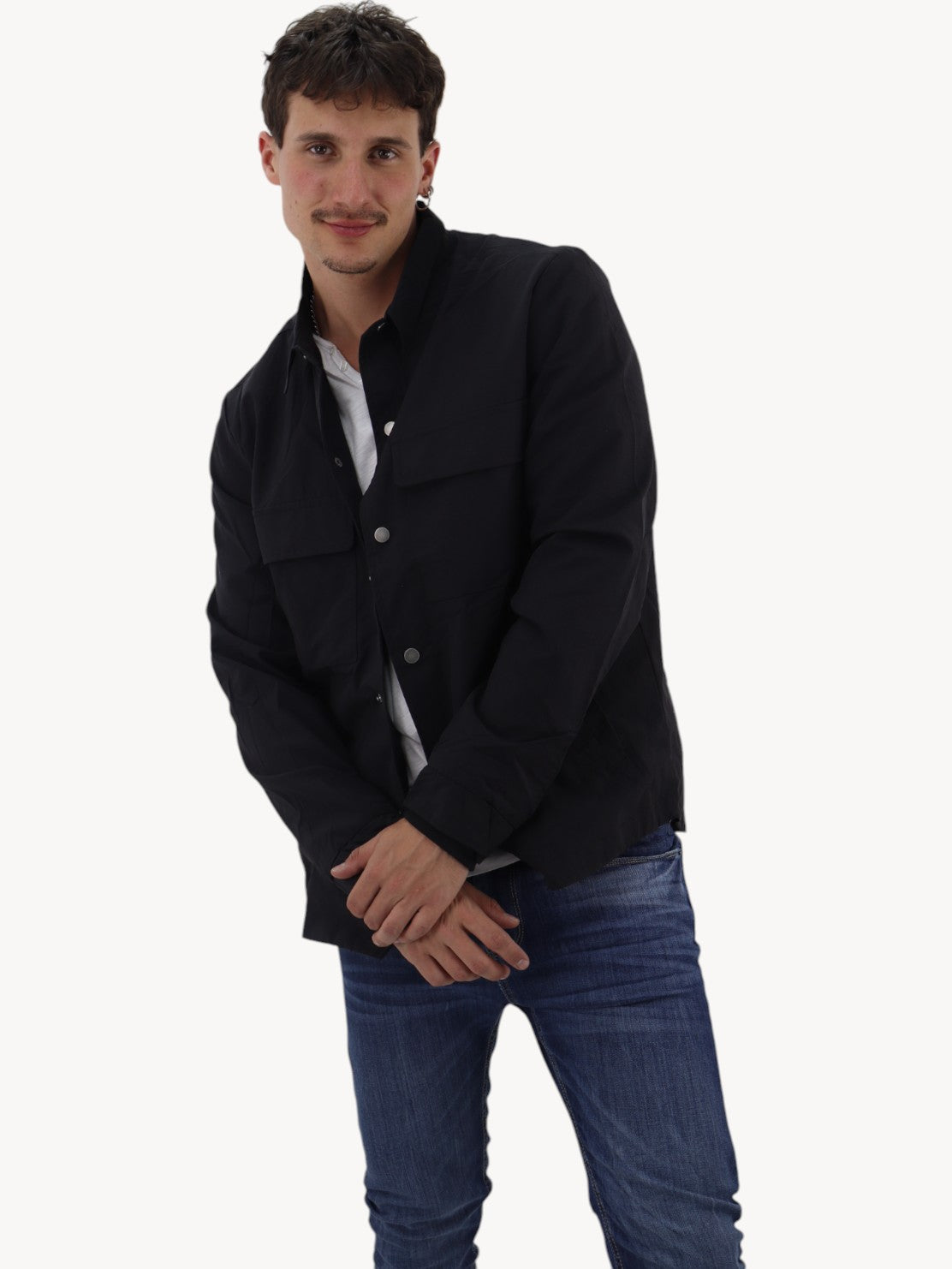 Chamarra ligera de color negro