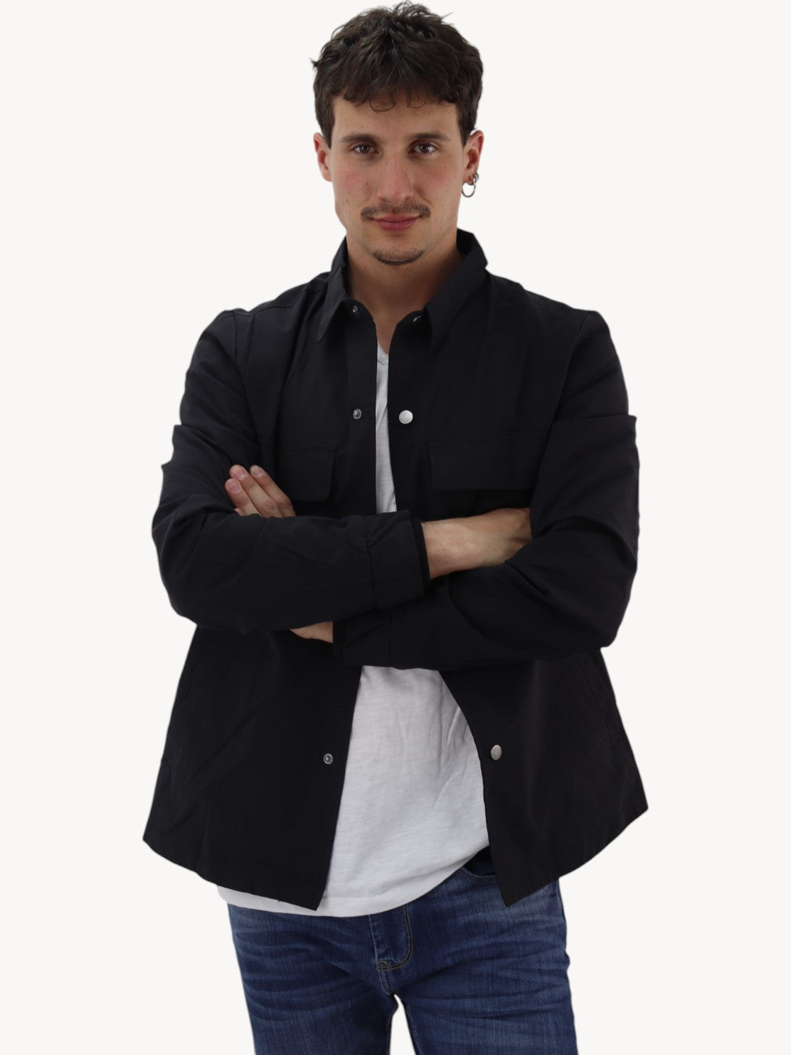 Chamarra ligera de color negro