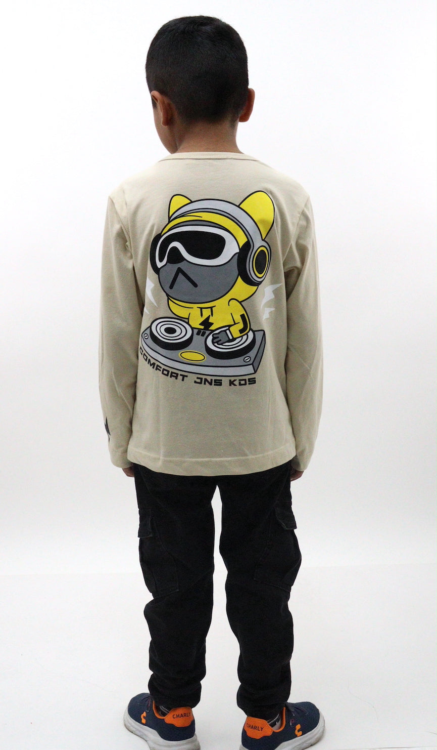 Jeans cargo de color negro deslavado