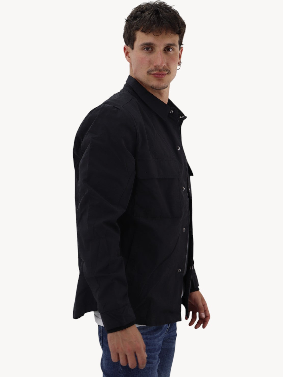 Chamarra ligera de color negro