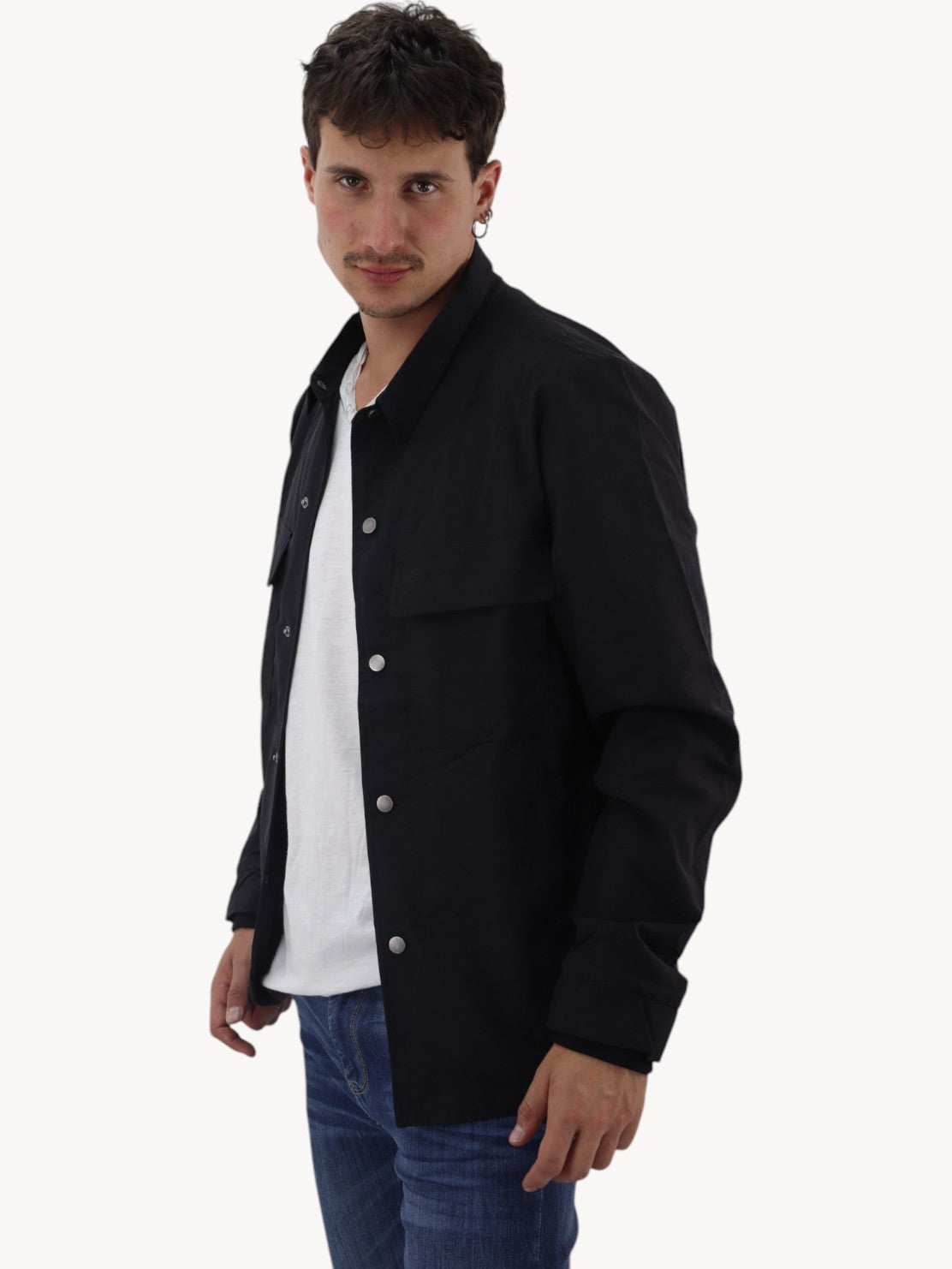 Chamarra ligera de color negro