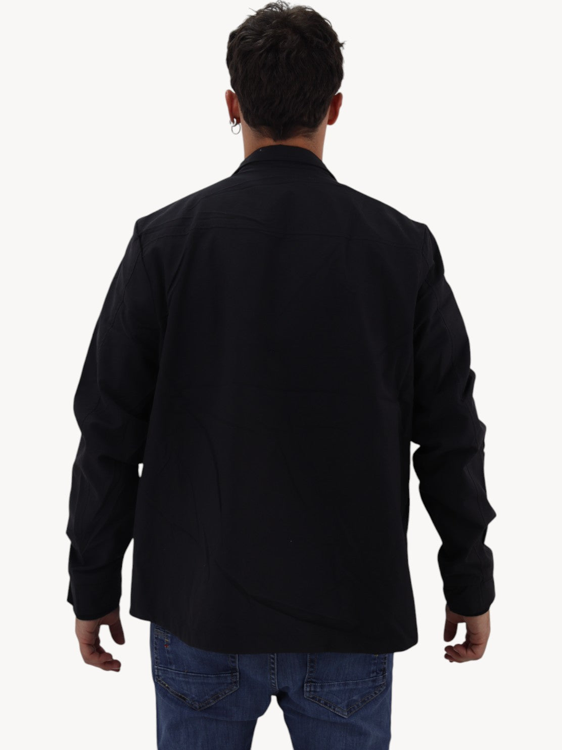 Chamarra ligera de color negro