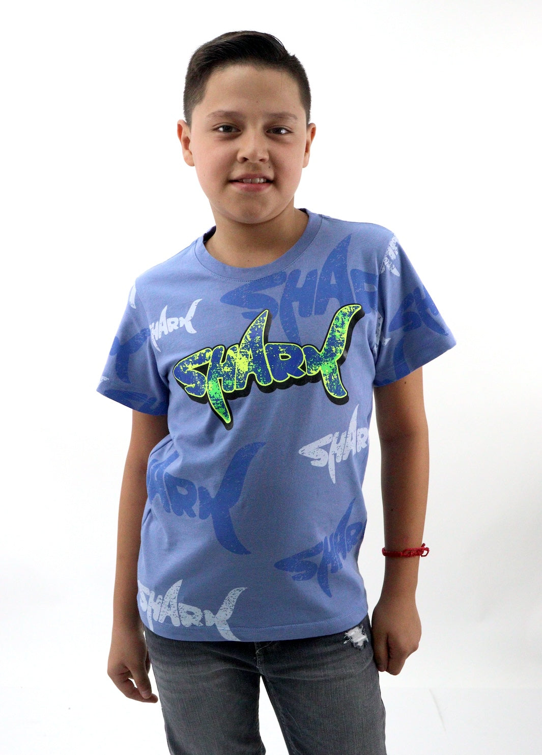 Playera manga corta de color azul con estampado