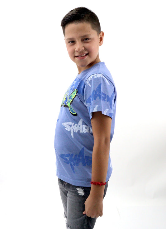 Playera manga corta de color azul con estampado