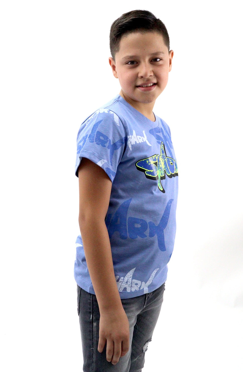 Playera manga corta de color azul con estampado