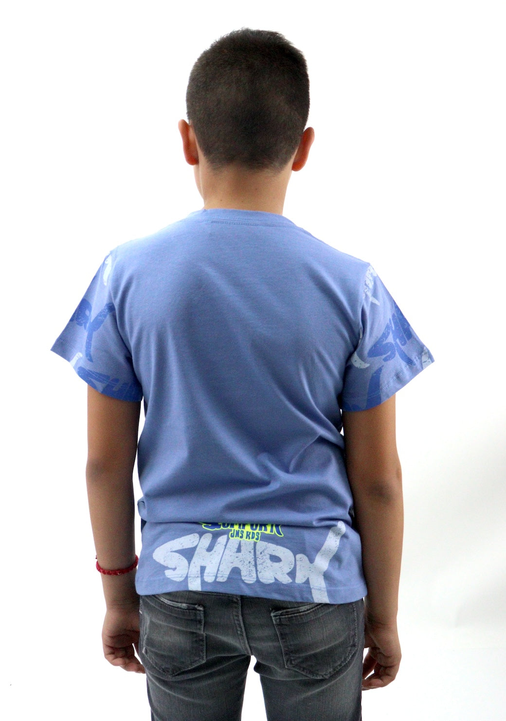 Playera manga corta de color azul con estampado