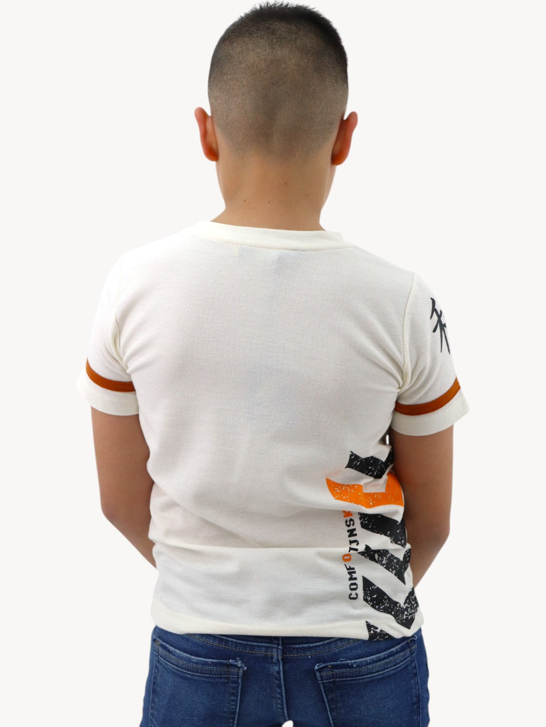 Playera manga corta de color hueso con estampado