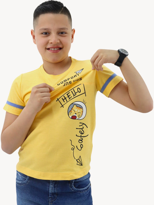 Playera manga corta de color amarillo con estampado