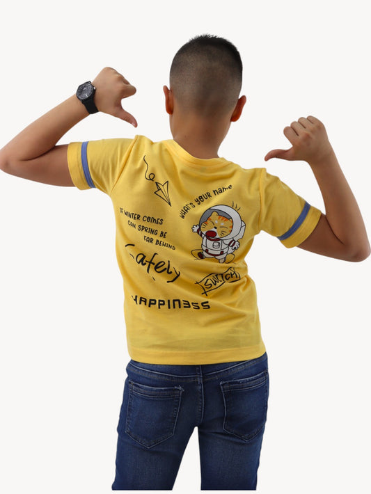 Playera manga corta de color amarillo con estampado