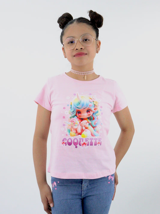 Playera manga corta de color rosa con gráfico
