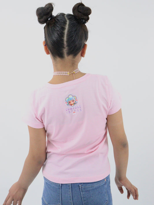 Playera manga corta de color rosa con gráfico