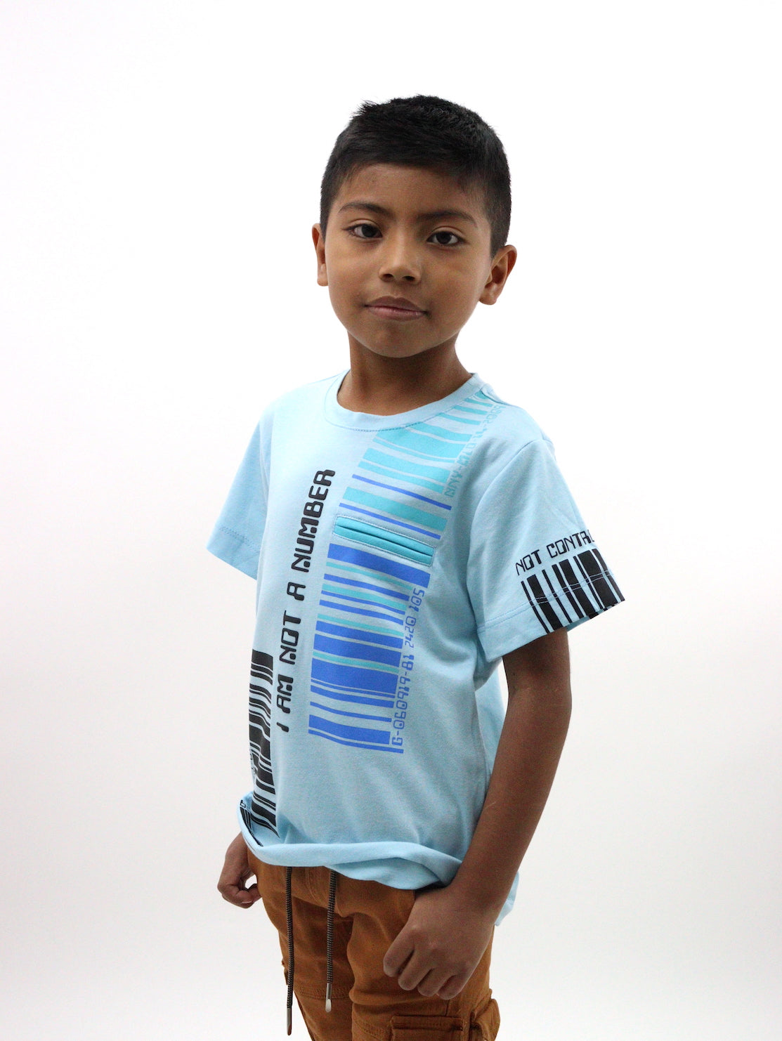 Playera manga corta color azul con estampado de código de barras