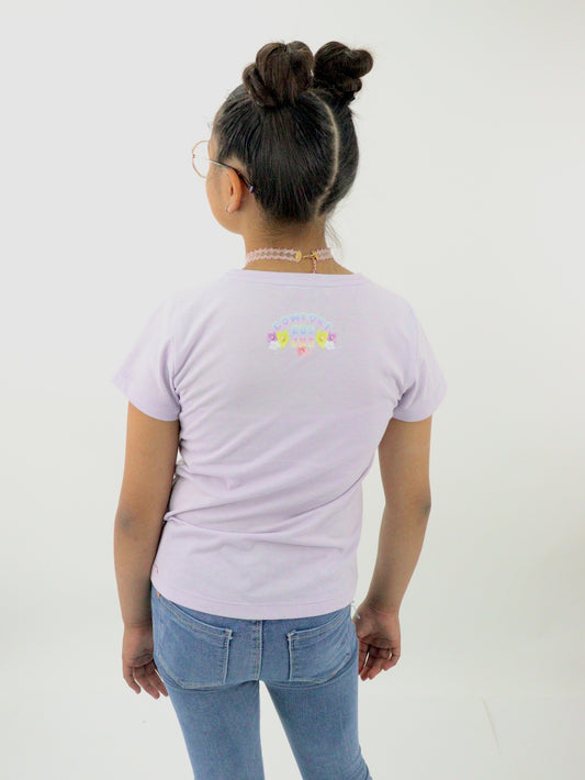 Playera manga corta de color lila con estampado