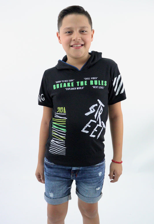 Playera con capucha de color negro con estampado