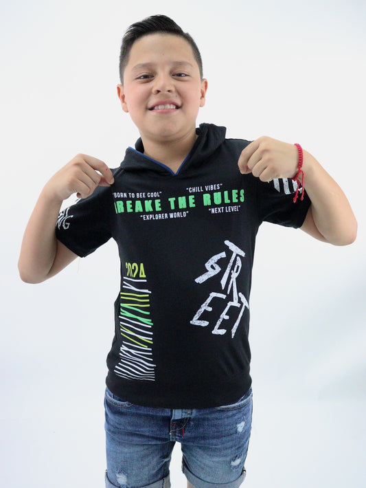 Playera con capucha de color negro con estampado