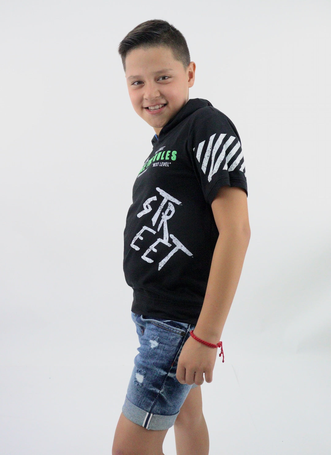 Playera con capucha de color negro con estampado