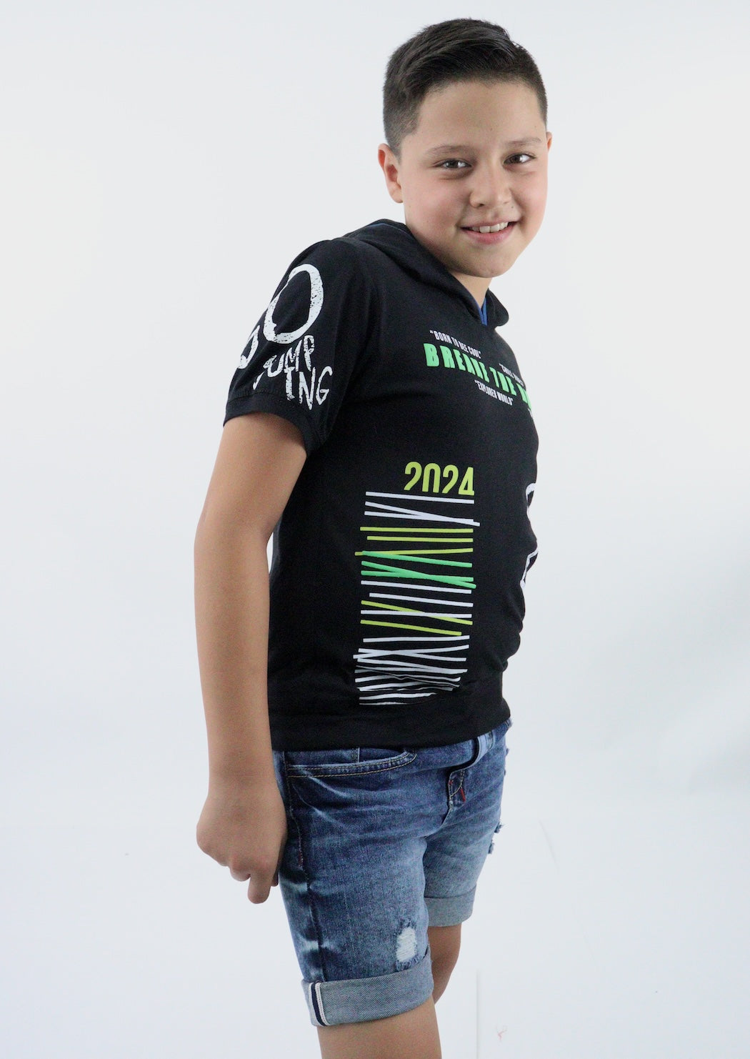 Playera con capucha de color negro con estampado