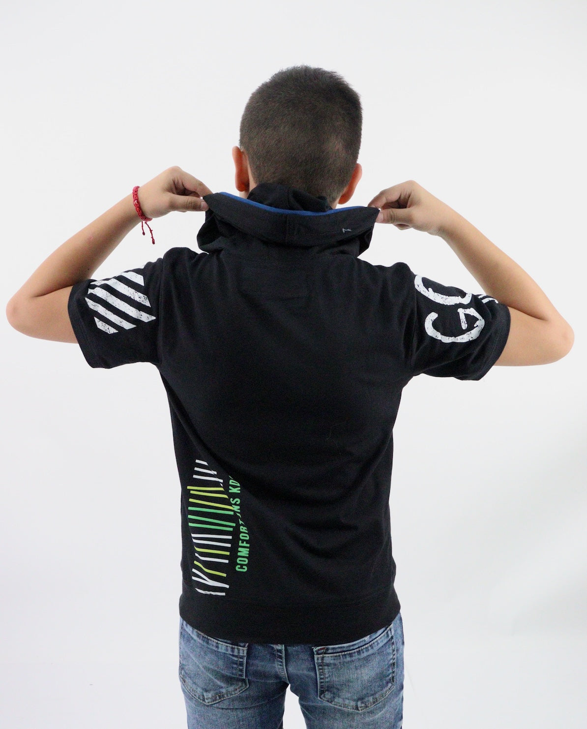 Playera con capucha de color negro con estampado