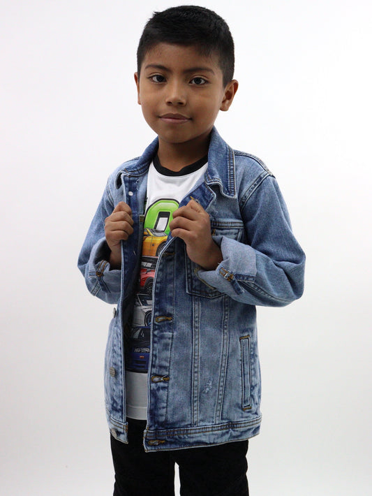 Chamarra denim de color azul deslavado con destrucción