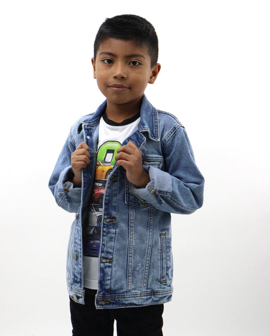 Chamarra denim de color azul deslavado con destrucción