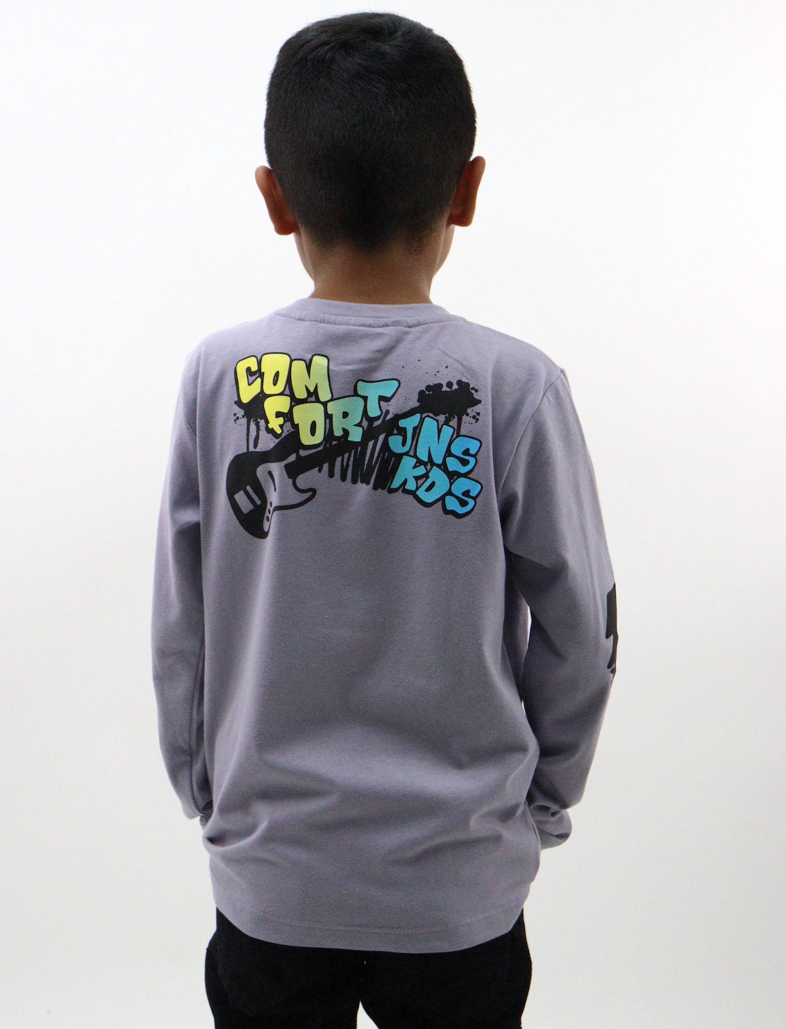 Playera manga larga de color gris con estampado