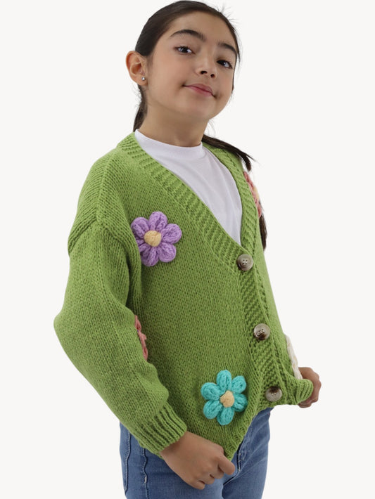 Suéter tejido verde con flores