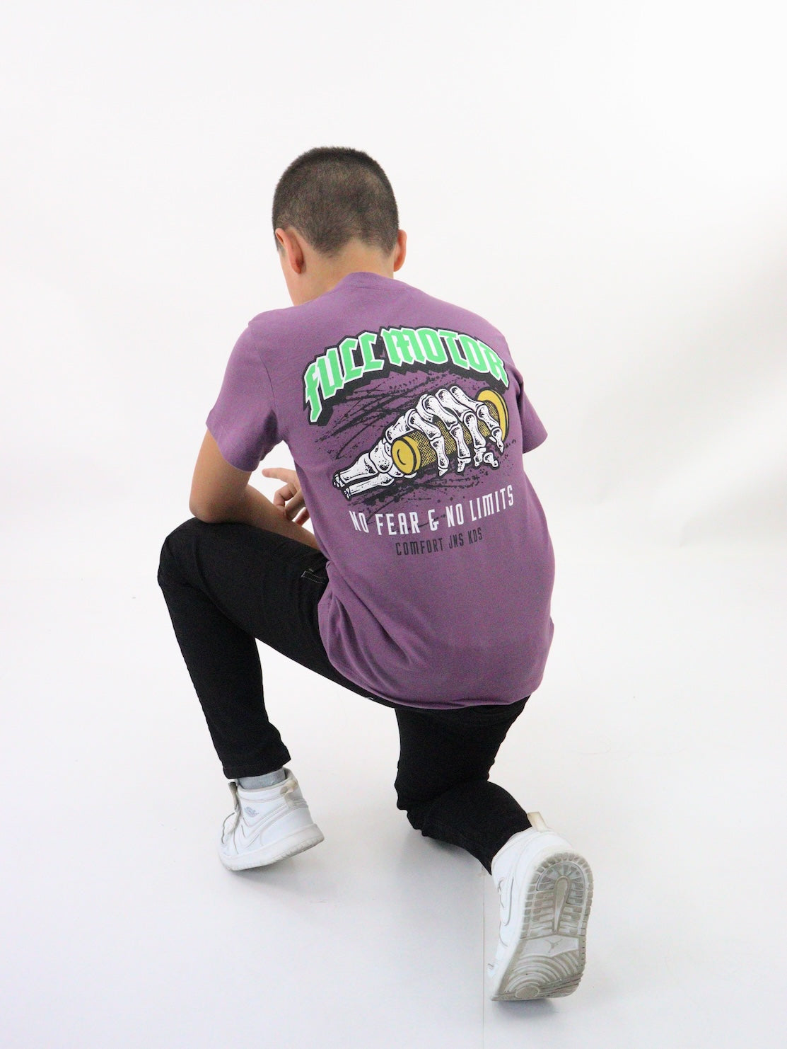 Playera manga corta de color uva con estampado