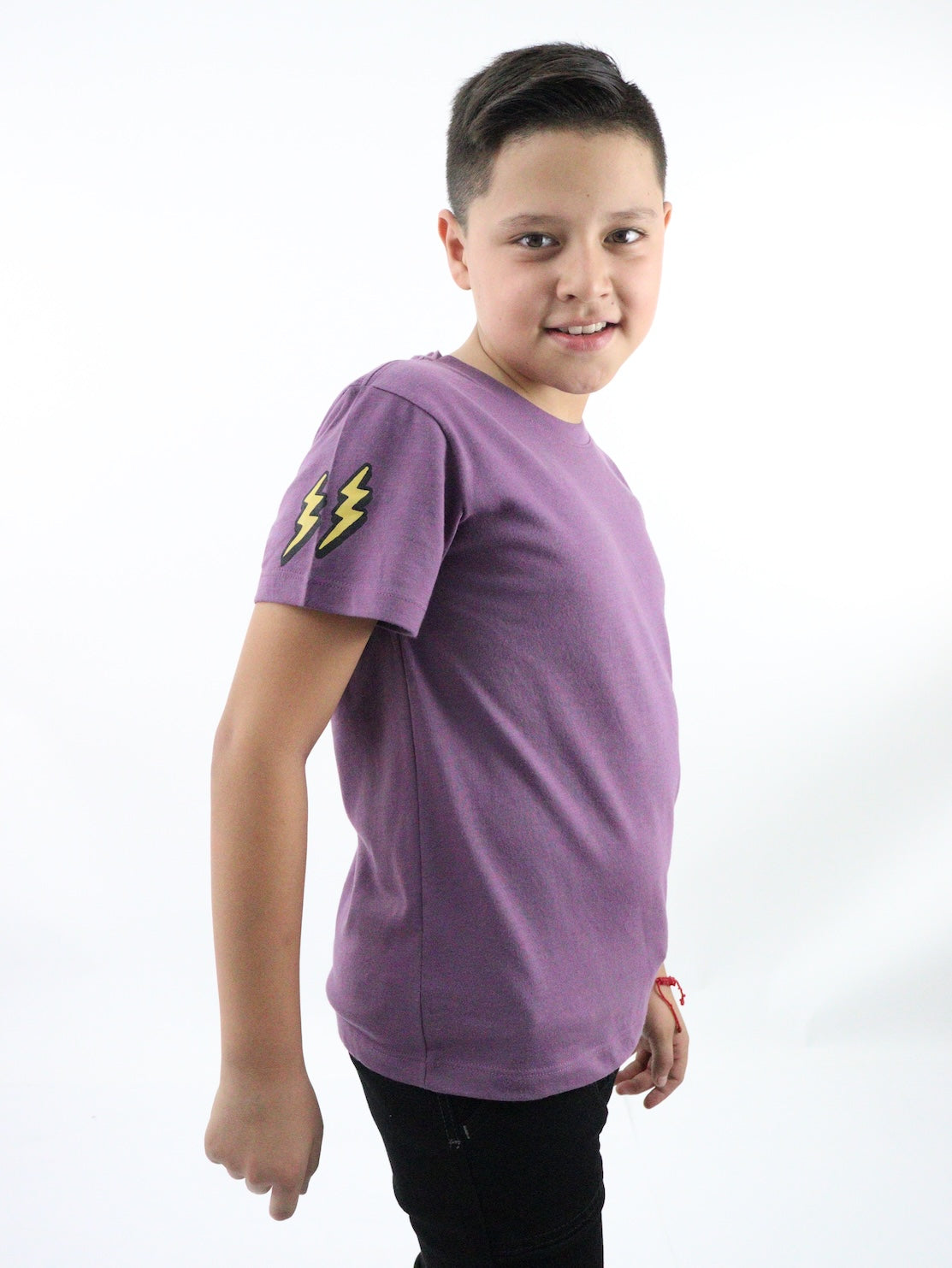 Playera manga corta de color uva con estampado