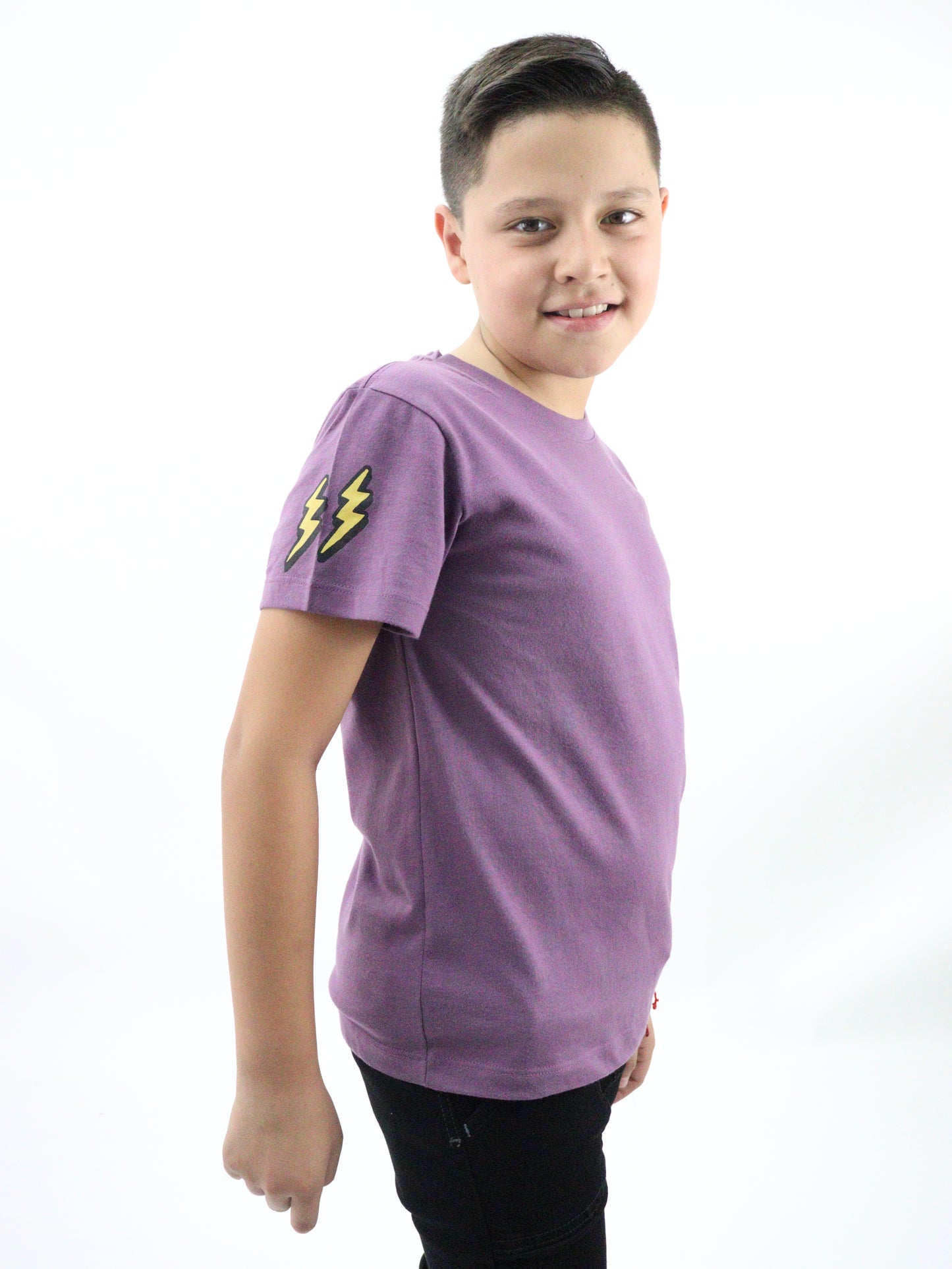 Playera manga corta de color uva con estampado