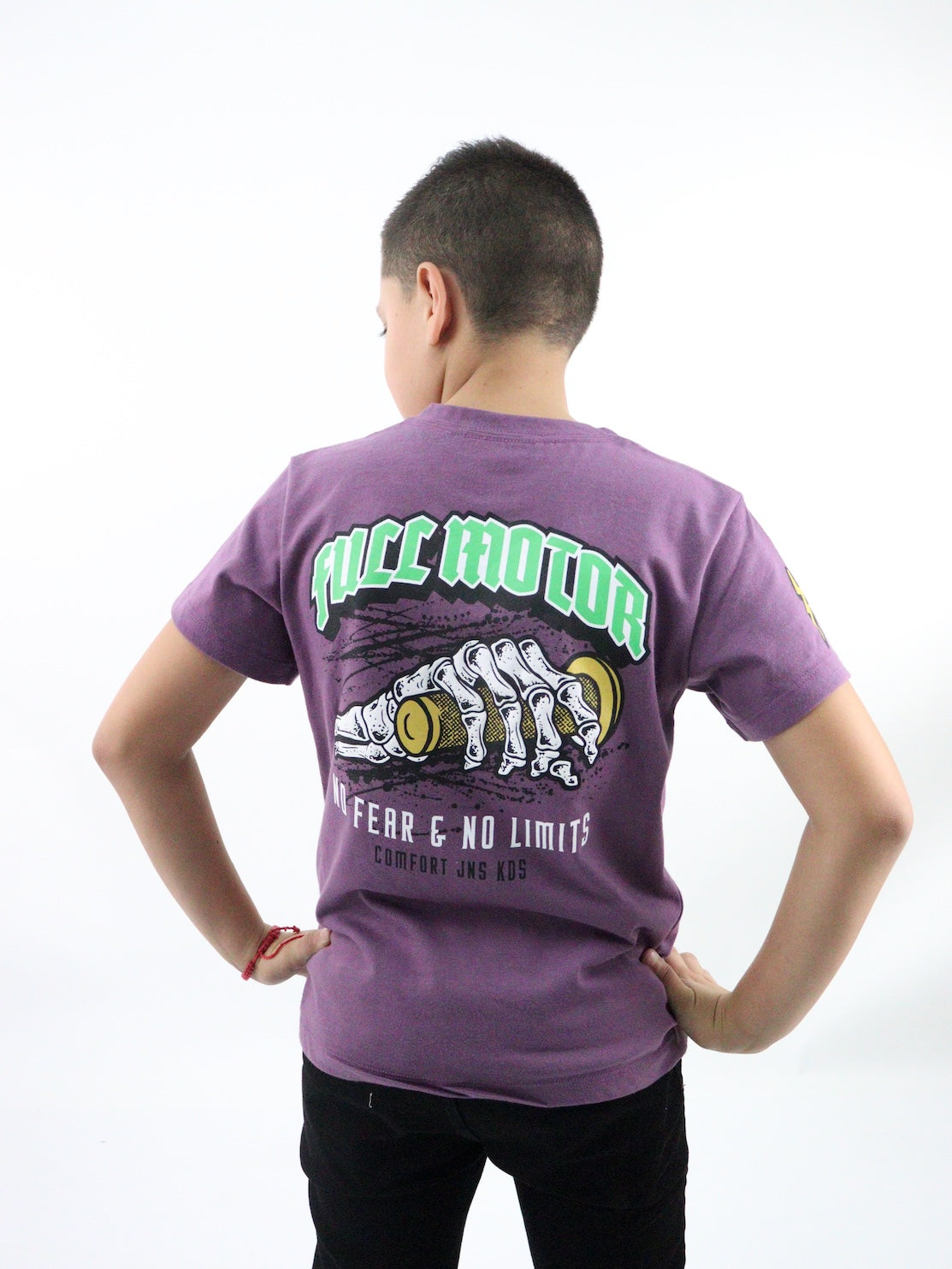 Playera manga corta de color uva con estampado